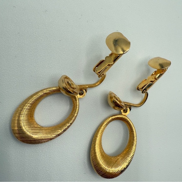 Brushed Gold Tone Vintage Clip On Circular Hoop Earrings Bonus Matching Pin - Picture 8 of 10